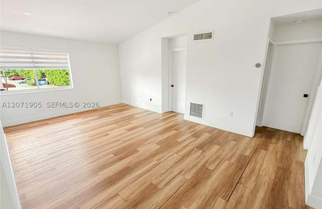 8035 Lake Dr Gallery 4
