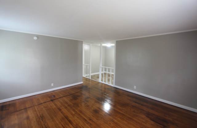 New On The Market!  3 Bedroom 1 Bath + Large Den.  Get to it Fast!! Gallery 4