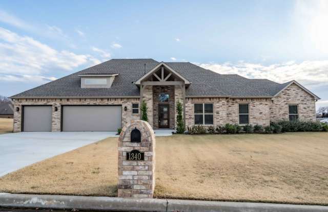 Gated Community! 4 bed/ 2.5 bath! Schedule a tour today! - 1340 East Teresa Avenue, Sapulpa, OK 74066