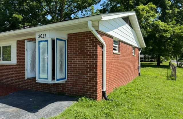 For Rent Four Bedroom and One and a half Bath Gallery 3