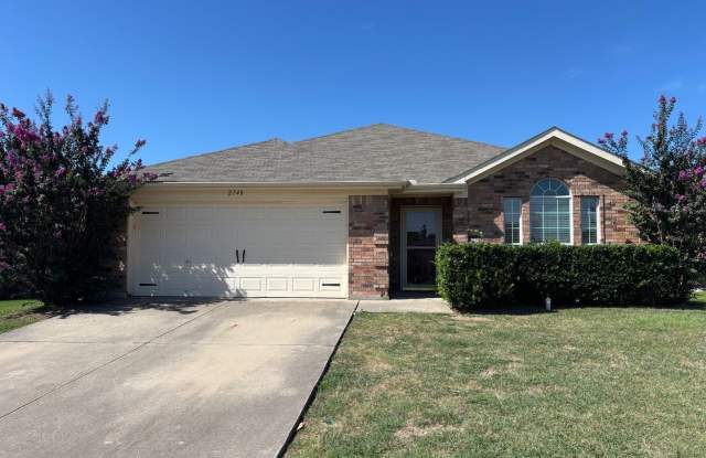4 BR/2BA | Updated Single Family Home | 2-Car Garage Parking | Fenced backyard - 2748 Wakecrest Drive, Fort Worth, TX 76108