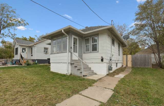 Charming 2 Bedroom - 3669 Pratt Street, Omaha, NE 68111