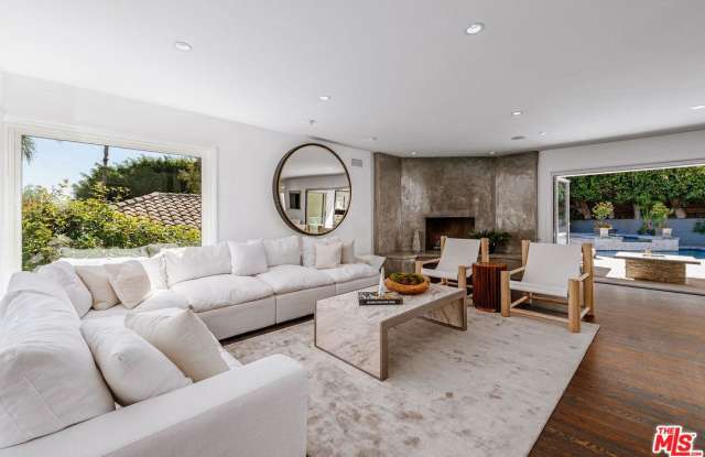 1311 SUNSET PLAZA Drive Gallery 4