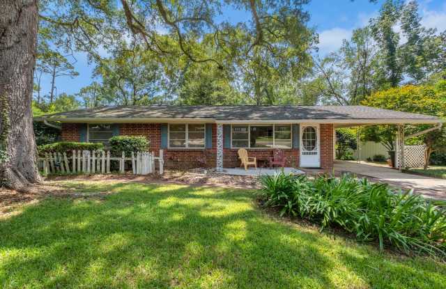 Stunning 3 Bedroom 2 Bathroom Mid-Century Modern Single Family Home Located in Forest Heights. Huge Screened in Back Porch! photos photos
