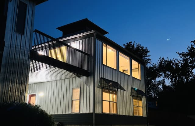 957 West Hughes Street photos photos