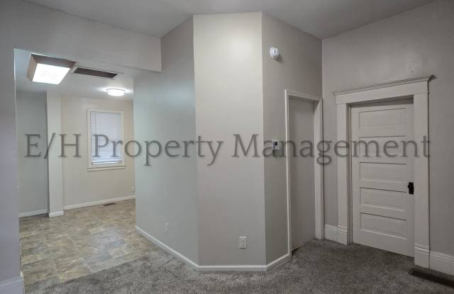 1007 West Maple Street - 2 photos photos