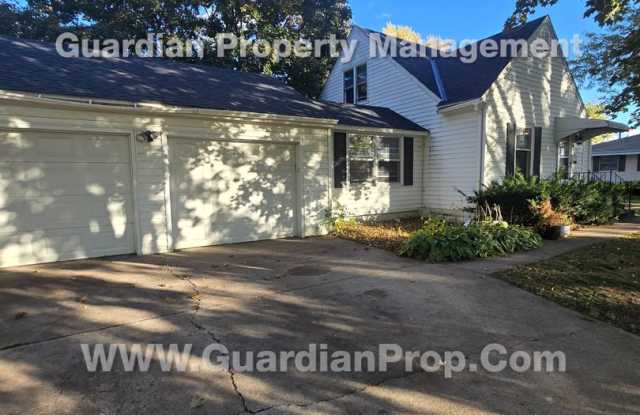 Move-in special and available Now! Bloomington Single Family Home, 2 Car Garage, new kitchen appliances! - 8707 Blaisdell Avenue South, Bloomington, MN 55420