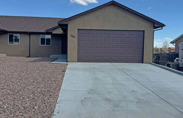 Spacious 3 Bed 2Bath Unit located in Pueblo West Gallery 1