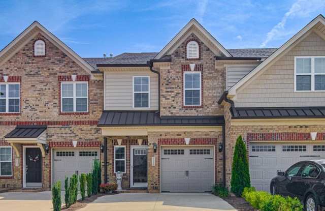 Townhome w/gargae convenient to shopping and Hwy 421 - 5110 Farm House Trail, Winston-Salem, NC 27103