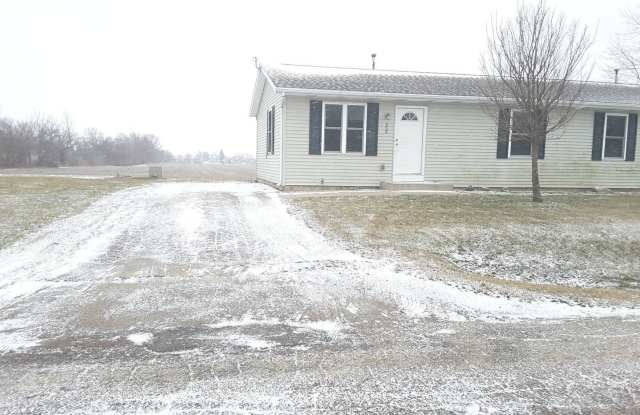 $100 OFF FIRST MONTH RENT - 2 Bedroom Duplex in Nappanee! - 555 Short Street, Nappanee, IN 46550