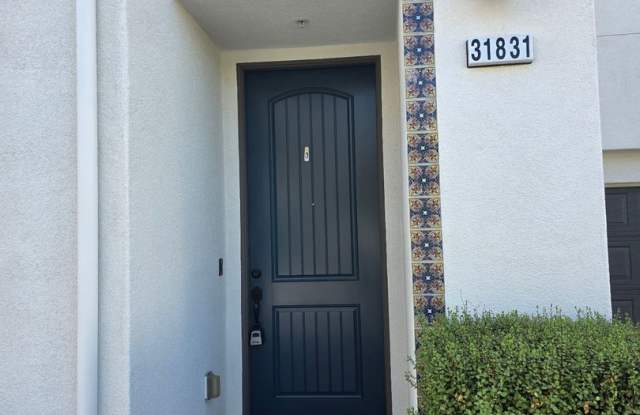 Gorgeous 3 Bedroom Townhome with New Flooring and Paint! Gallery 3
