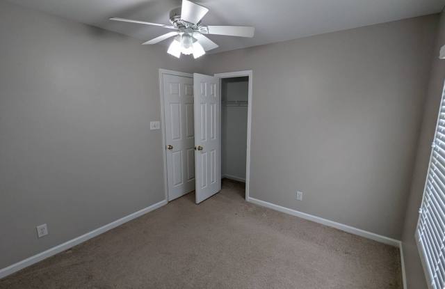 Room in 4 Bedroom House at 102 College Ave Gallery 3