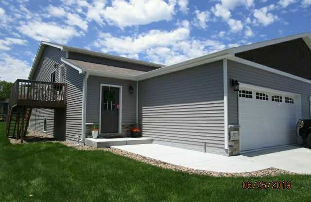 1707 North Columbia Avenue - 1707 N Columbia Ave, Seward, NE 68434
