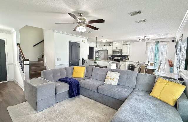 MOVE IN READY! (Small Pets Preferred) Gallery 3