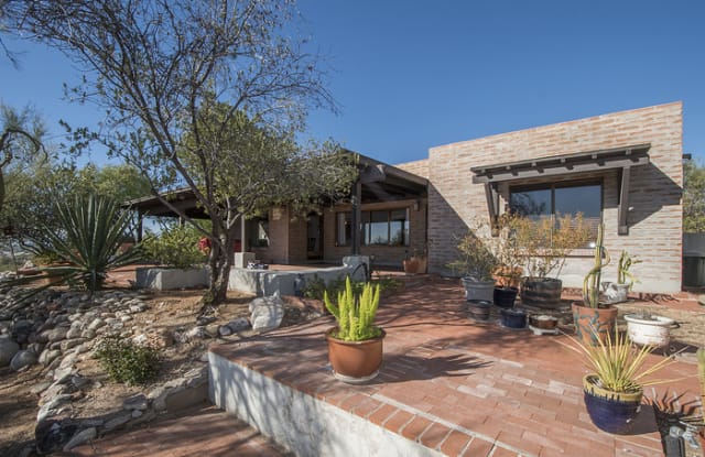 4850 North Vía Serenidad - 4850 North via Serenidad, Catalina Foothills, AZ 85718