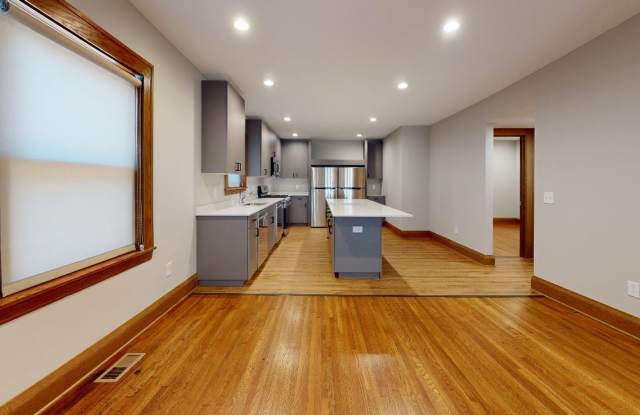 Modern 10-Bedroom House Close to U of M Campus Gallery 4