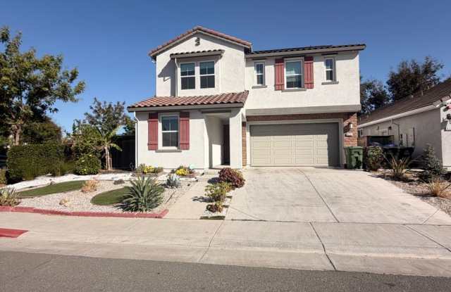 Beautiful 2022-Built 4-Bedroom Home in Elk Grove with Loft & Solar Gallery 1