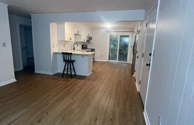 September Special- Second months' rent half off for approved tenant (s) Downtown Kittery- close to the Shipyard Gallery 4