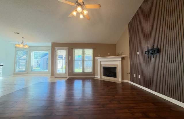 Central park, adorable home ready for you! Gallery 3
