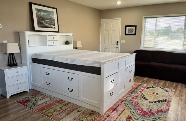 AVAILBLE October 1, 2026: SUPER SWEET SHORT TERM FURNISHED STUDIO on 20 Acre Tumalo Ranch Gallery 2