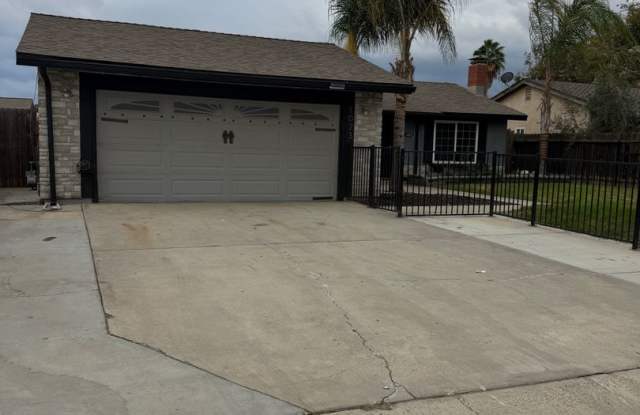 Charming 3 bedroom 2 bathroom home located in North Hanford Gallery 3