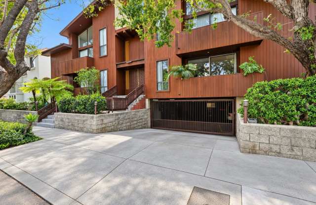 BRIGHT & AIRY, 2BR2.5BA TOWNHOUSE W/ DUAL PRIMARY SUITES, FENCED PATIO & 2-CAR GATED PARKING IN WELL-KEPT GATED BUILDING! Gallery 4