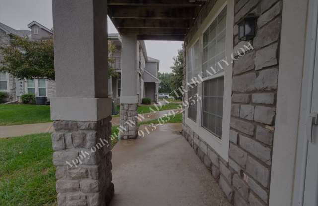 Beautiful and Spacious Olathe Townhome-Available NOW!! Gallery 4