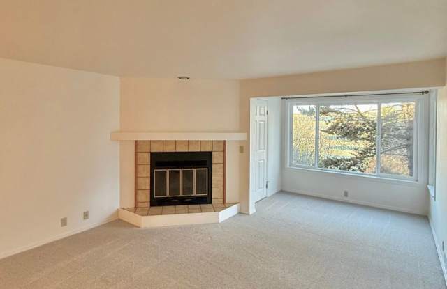 Spacious 2-Bedroom Maple Leaf Condo Gallery 3