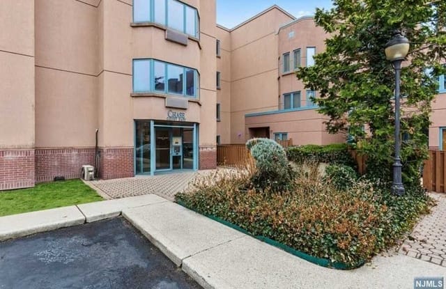 403 Chase Court - 403 Chase Court, Edgewater, NJ 07020