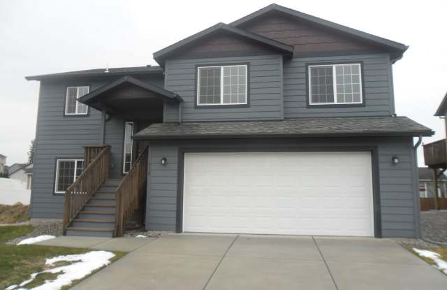 Newer Split Entry 4 Bedroom 3 Bath Home photos photos
