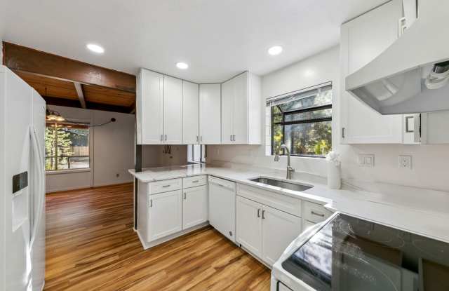 Large Mountain home with garage by the river Gallery 4