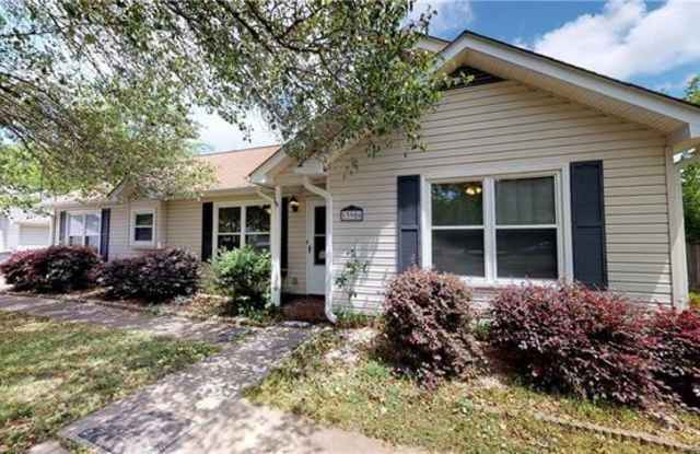 Wonderful Ranch home in a great Steele Creek neighborhood. photos photos
