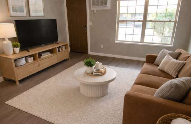 311Nach - Evergreen Court photos photos