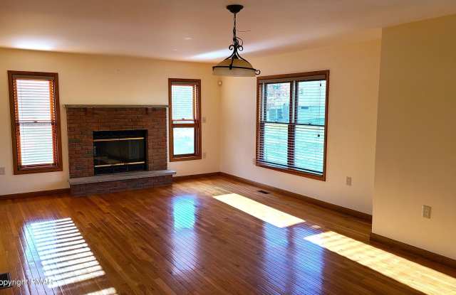 907 Thornberry Court Gallery 2