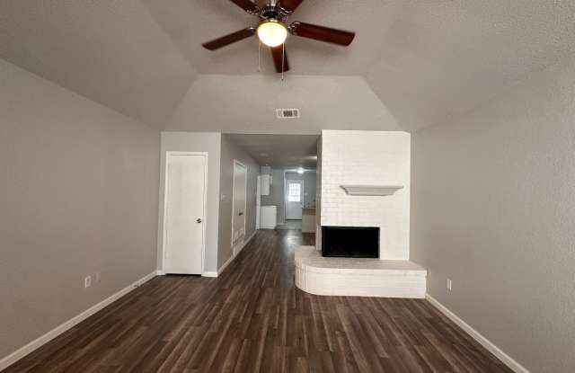 Spacious 3 bedroom, 2 full Bath Duplex Located in SW Ft. Worth. - 6317 Shasta Trail, Fort Worth, TX 76133