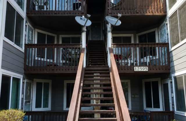 Spacious 3 Bedroom Home with Vaulted Ceilings & Fireplace Gallery 1