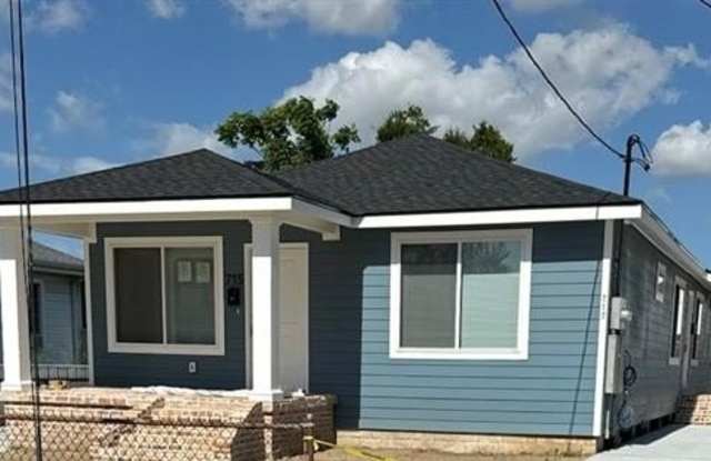 717 N WOODLAWN Avenue photos photos