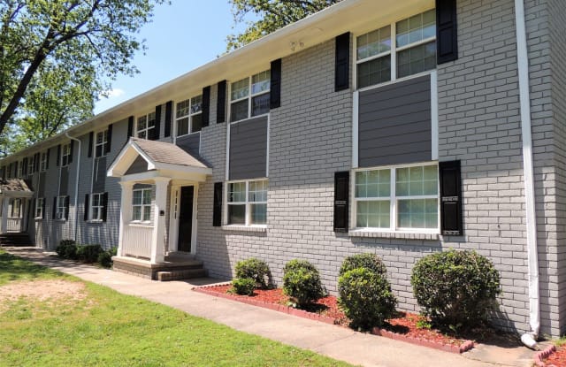 Twelve Oaks Apartments Gallery 3