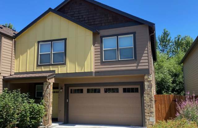 Charming Ridgefield Home Walking Distance to Everything Gallery 1