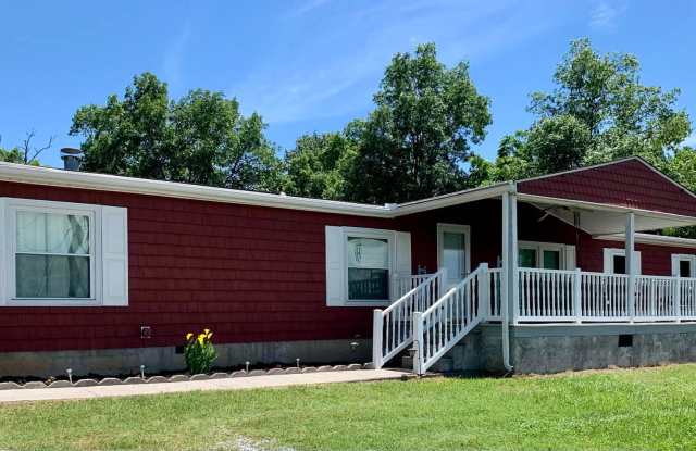 Welcome to this  4-bedroom, 2-bathroom home located in the picturesque Sevierville, TN. photos photos