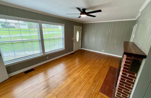 Adorable 2/1 Brick Home in Marianna Gallery 4