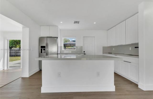 2851 SW 66th Ter photos photos