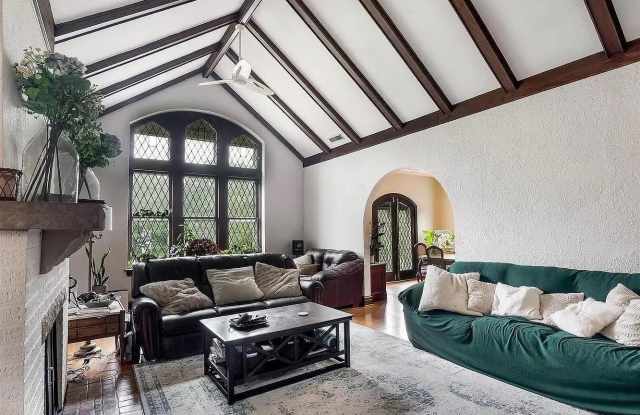 7256 Pershing Avenue - A photos photos