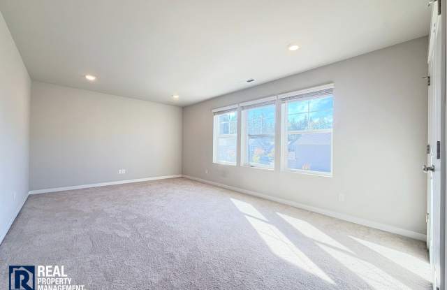 Spacious 6-Bedroom Bonney Lake Home with A/C, Private Deck & 2-Car Garage Gallery 4