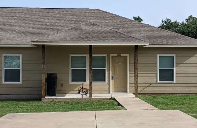 Great Duplex - Granite Counters - Stained Concrete Floors - 307 3rd Avenue, Smithville, TX 78957