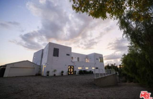 5900 Winnetka Avenue photos photos