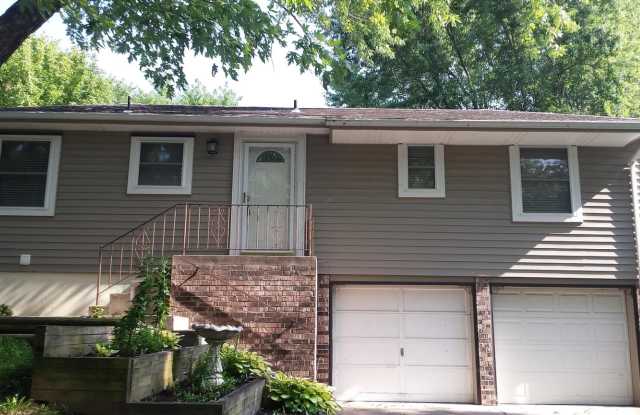 3-Bedroom, 3 Bath Single Family for Rent in Independence, MO| 2-Car Garage Parking & Fenced backyard! Gallery 1
