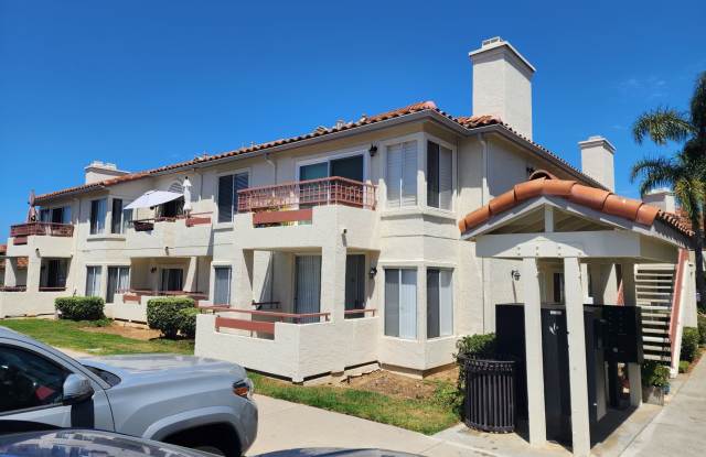 Vibrant 2 bedroom/2 bath condo in a great community with quick access to main commuter arteries photos photos