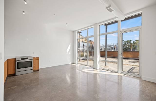 U St Loft Condo | 1 Bed | 1 Bath | 650 Sf | Large Patio Gallery 1