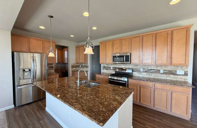 Exceptional Executive Rental with Panoramic Views & Premium Finishes Gallery 3